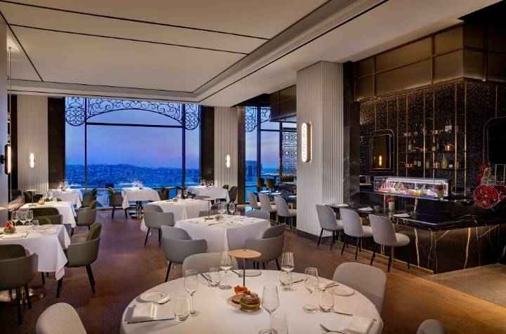 فندق الريتز  كارلتون عمّان يحصد جائزة أفضل مطعم فندقي للعام 2022 عن مطعم روبيرتوز الإيطالي الفاخر