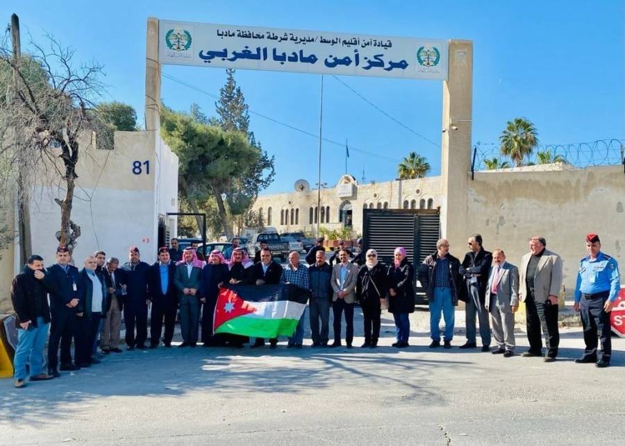 مجالس الأمن المحلية في جميع محافظات المملكة ينفذون وقفات تضامنية مع الأمن العام وينددون بأعمال التخريب وإشاعة الفوضى
