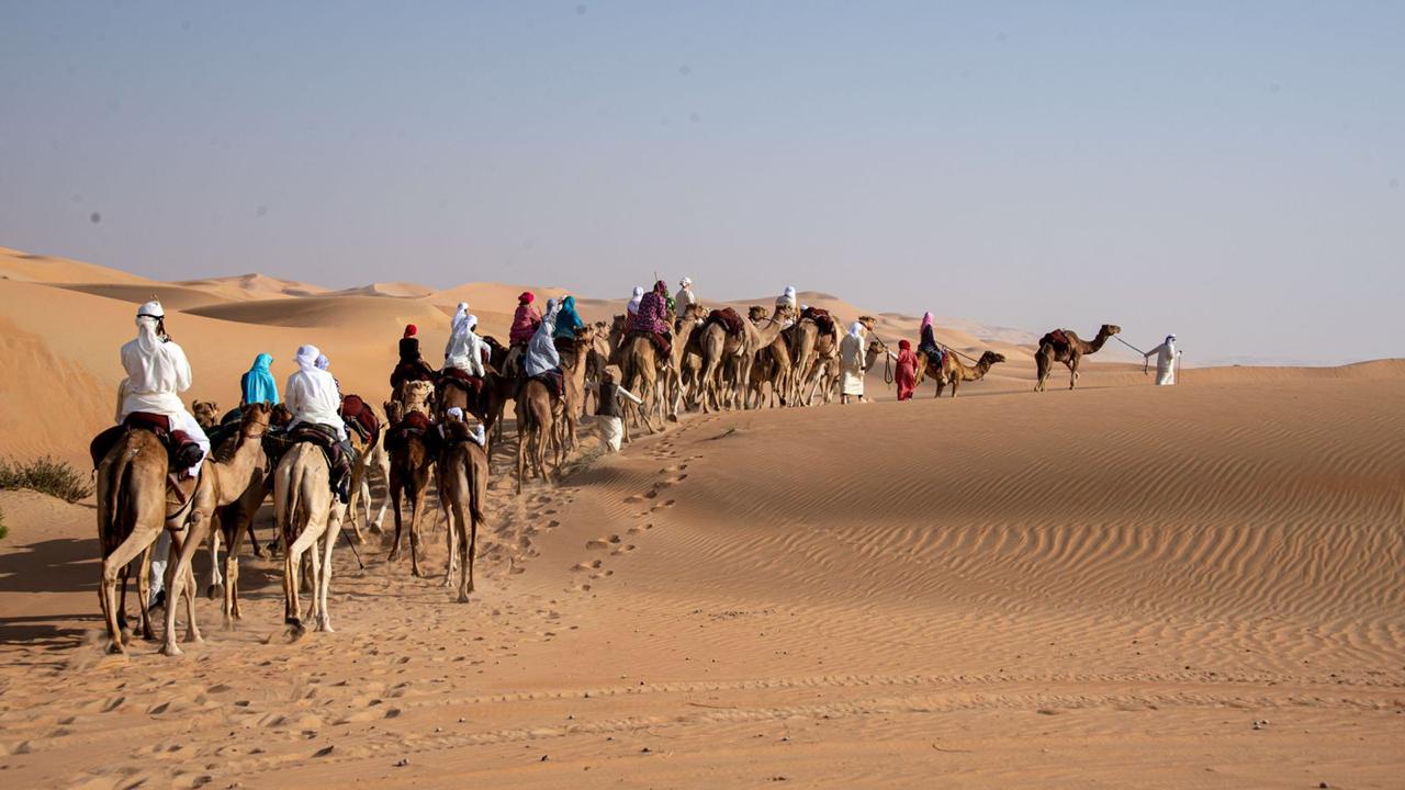 انطلاق رحلة الهجن بنسختها التاسعة البداية من عرادة وصولاً للقرية التراثية في القرية العالمية