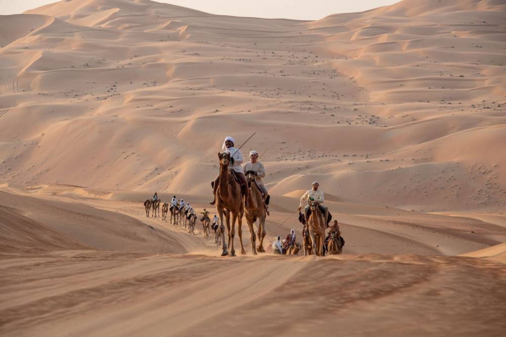 انطلاق رحلة الهجن بنسختها التاسعة البداية من عرادة وصولاً للقرية التراثية في القرية العالمية