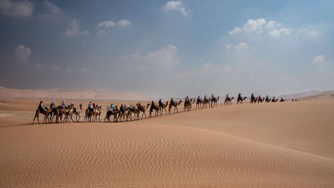انطلاق رحلة الهجن بنسختها التاسعة البداية من عرادة وصولاً للقرية التراثية في القرية العالمية