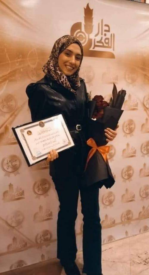 آية أمين الحاج شام البكور لم تعد وحيدة.. ! شابة سورية تدخل موسوعة غينيس بقراءة 380 كتابا