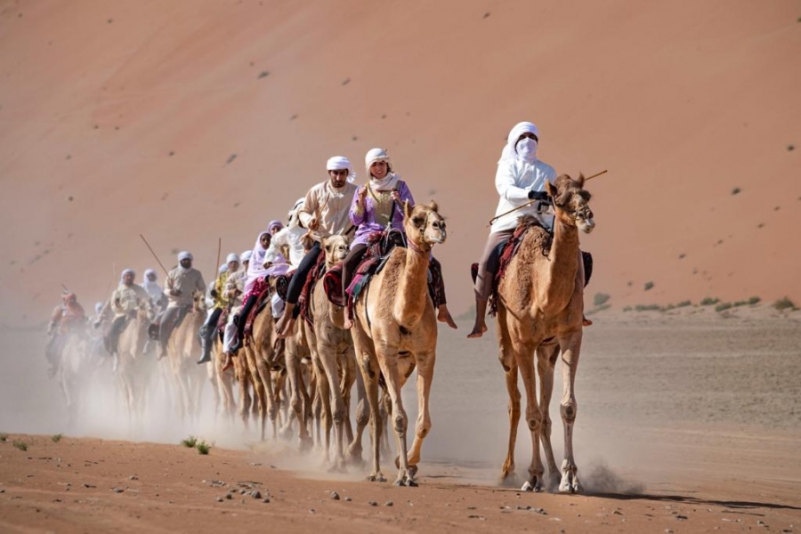 رحلة الهجن تقطع الصحراء الغربية في الطريق إلى خط النهاية