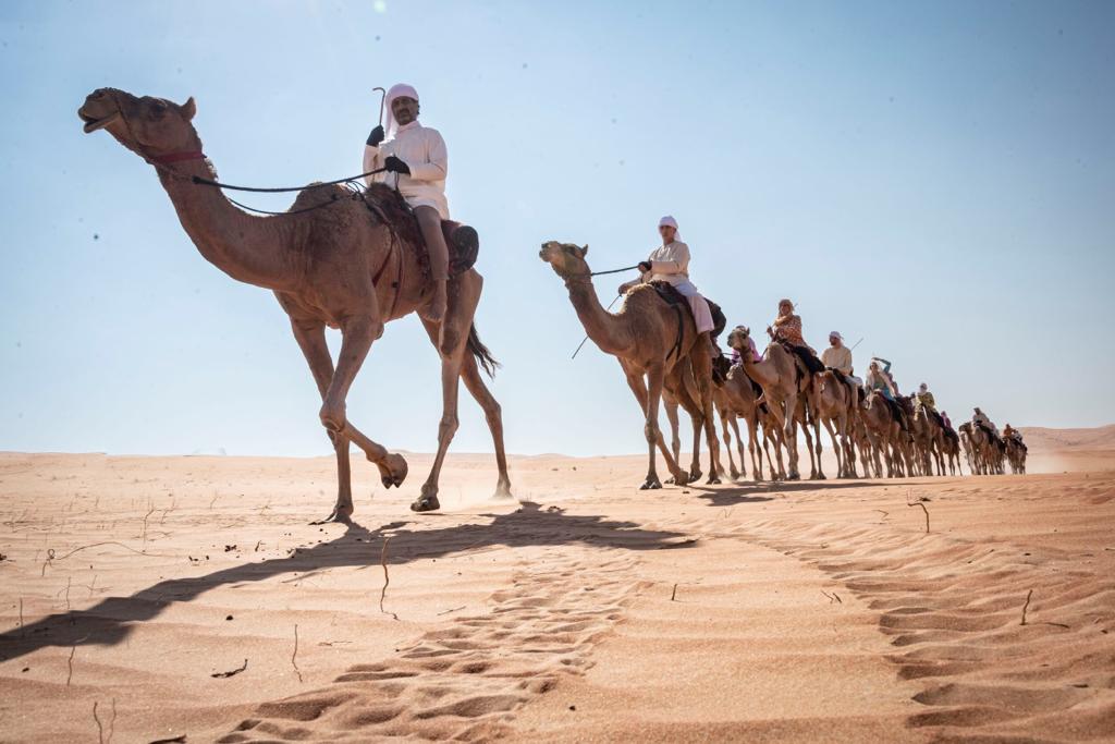 رحلة الهجن تقطع الصحراء الغربية في الطريق إلى خط النهاية