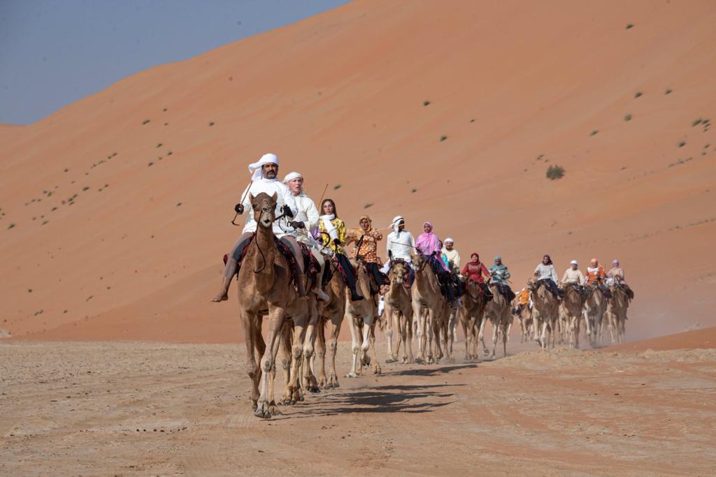 رحلة الهجن تقطع الصحراء الغربية في الطريق إلى خط النهاية