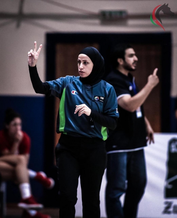 خزنه،اول فتاة اردنية دولية تقود طاقم التحكيم في دوري الدرجة الممتازة للرجال لكرة السلة CFI. 