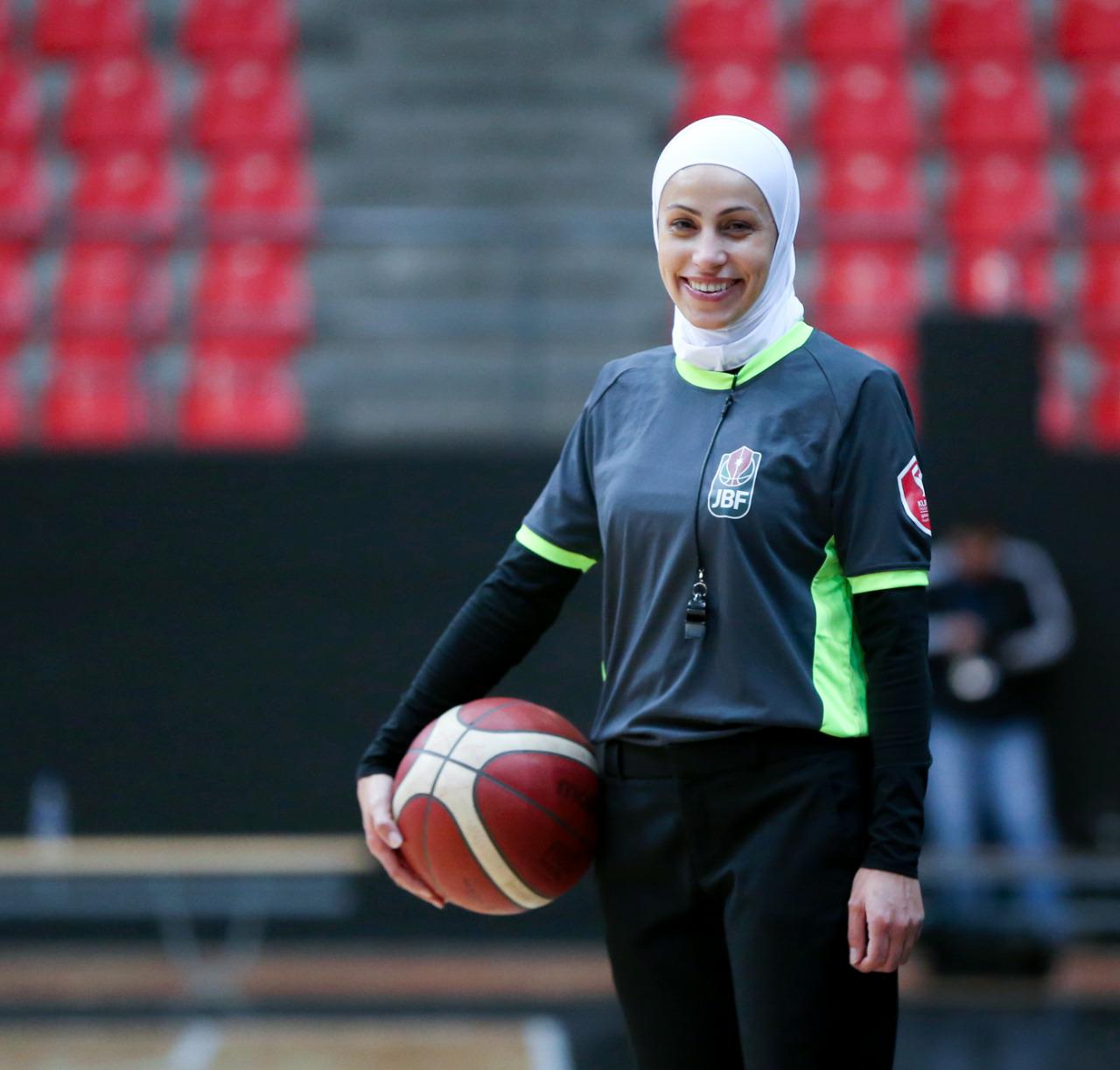 خزنه،اول فتاة اردنية دولية تقود طاقم التحكيم في دوري الدرجة الممتازة للرجال لكرة السلة CFI. 