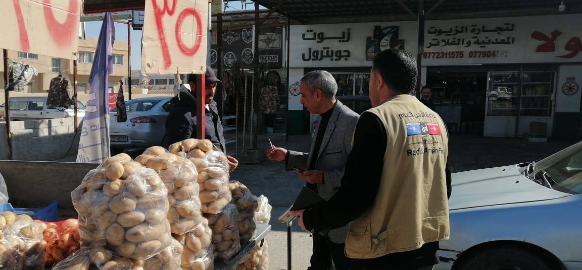محافظ المفرق سلمان النجادا بجولة مفاجئة  للإطلاع عن كثب على واقع  حال الأسواق التجارية في المدينة.  