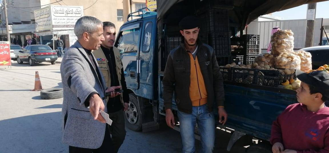 محافظ المفرق سلمان النجادا بجولة مفاجئة  للإطلاع عن كثب على واقع  حال الأسواق التجارية في المدينة.  