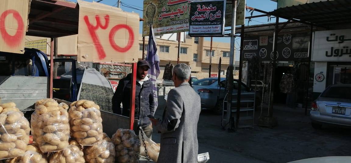 محافظ المفرق سلمان النجادا بجولة مفاجئة  للإطلاع عن كثب على واقع  حال الأسواق التجارية في المدينة.  