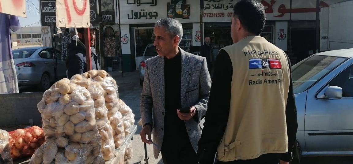 محافظ المفرق سلمان النجادا بجولة مفاجئة  للإطلاع عن كثب على واقع  حال الأسواق التجارية في المدينة.  
