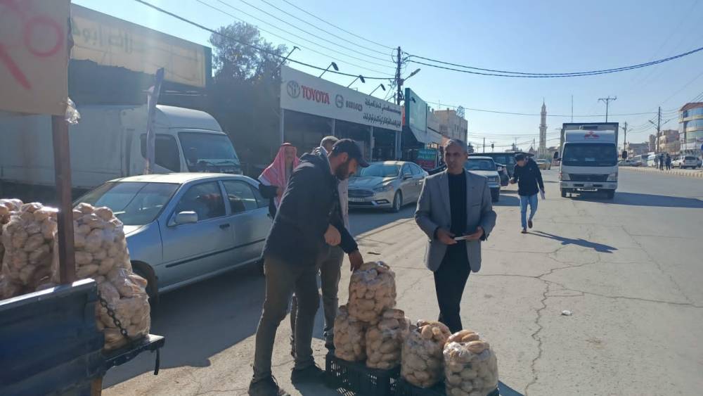 محافظ المفرق سلمان النجادا بجولة مفاجئة  للإطلاع عن كثب على واقع  حال الأسواق التجارية في المدينة.  
