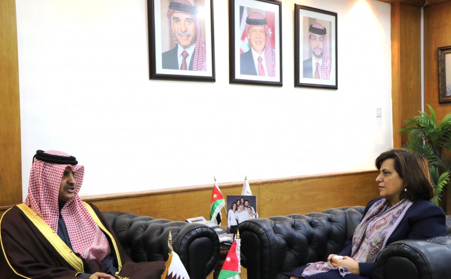 وزيرة الاستثمار والسفير القطري يبحثان العلاقات الثنائية