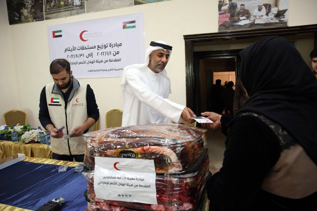 سفارة دولة الإمارات تشرف  على مبادرة مقدمة من هيئة الهلال الأحمر الإماراتي لتوزيع كفالات الأيتام 