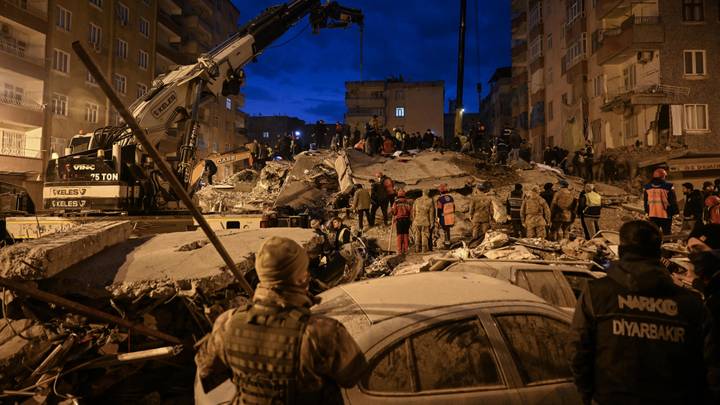 وزير الصحة التركي : حصيلة ضحايا الزلزال 1651 قتيلاً و11 ألفاً و 119 مصاباً حتى الآن