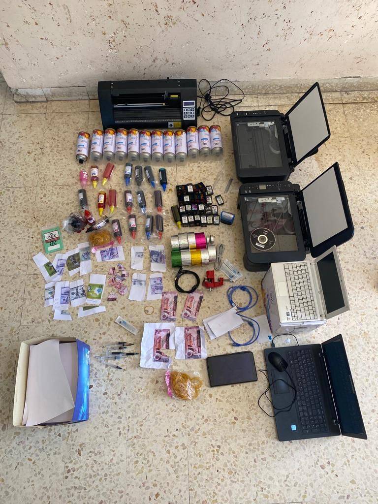 مكافحة المخدرات تطيح بشبكة جرمية زيفت وروجت ورقة الخمسين دينار الجديدة