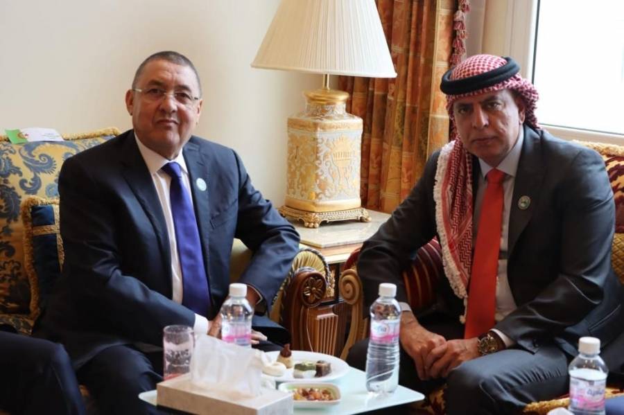 وزير الداخلية يلتقي نظيره الجزائري على هامش مشاركته في اجتماعات الدورة الأربعين لمجلس وزراء الداخلية العرب