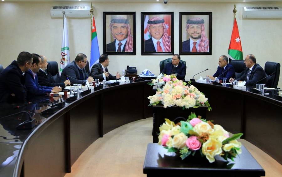وزير الداخلية مازن الفراية يلتقي وفد من جمعية مستثمري شرق عمان الصناعية