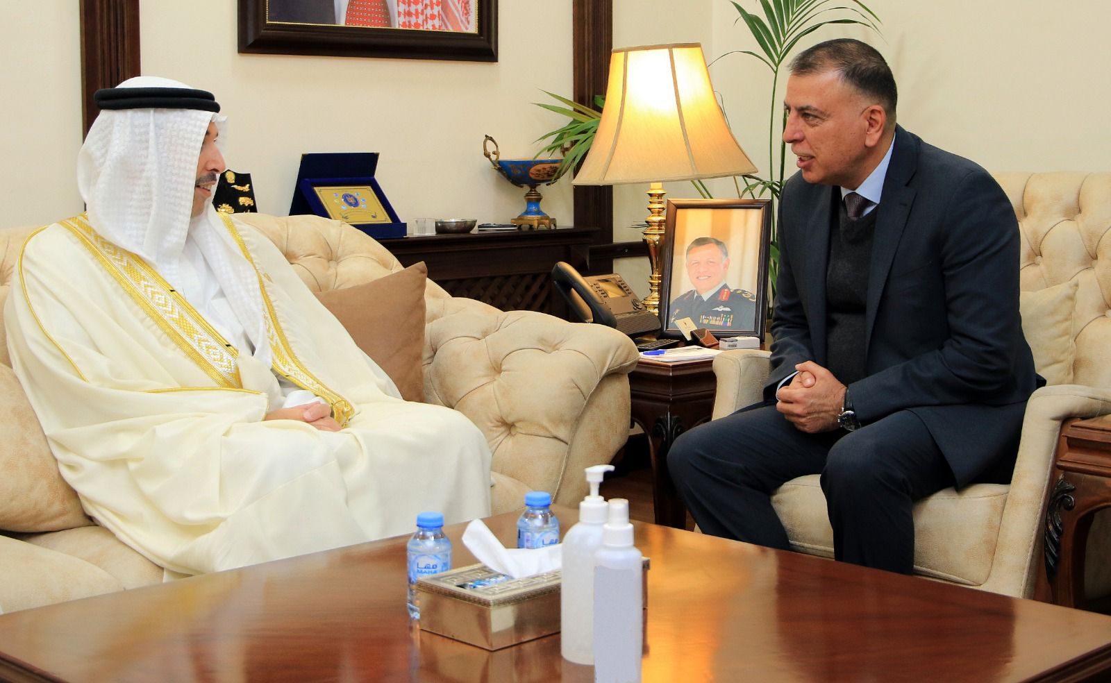 وزير الداخلية مازن الفراية يلتقي محافظ العاصمة البحرينية 