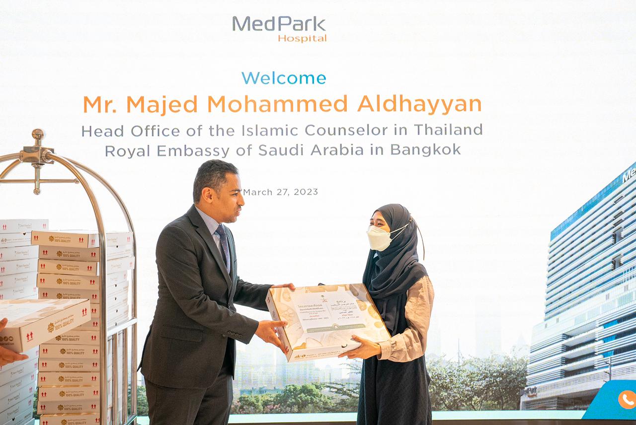 وزارة الشؤون الإسلامية تقيم برنامج خادم الحرمين لتفطير الصائمين في مستشفى ميد بارك في بانكوك  