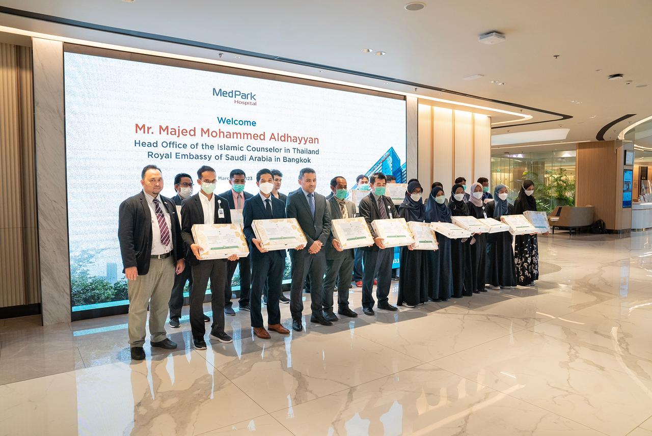 وزارة الشؤون الإسلامية تقيم برنامج خادم الحرمين لتفطير الصائمين في مستشفى ميد بارك في بانكوك  