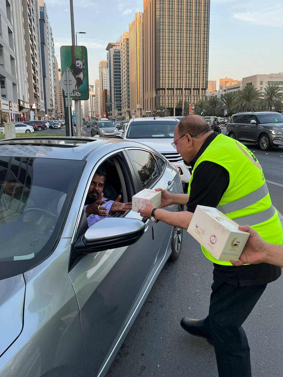 بالتعاون مع شرطة أبوظبي  وفريق أبشر يا وطن  فندق باب القصر يشارك في مبادرة أطعم تؤجر الرمضانية 2023