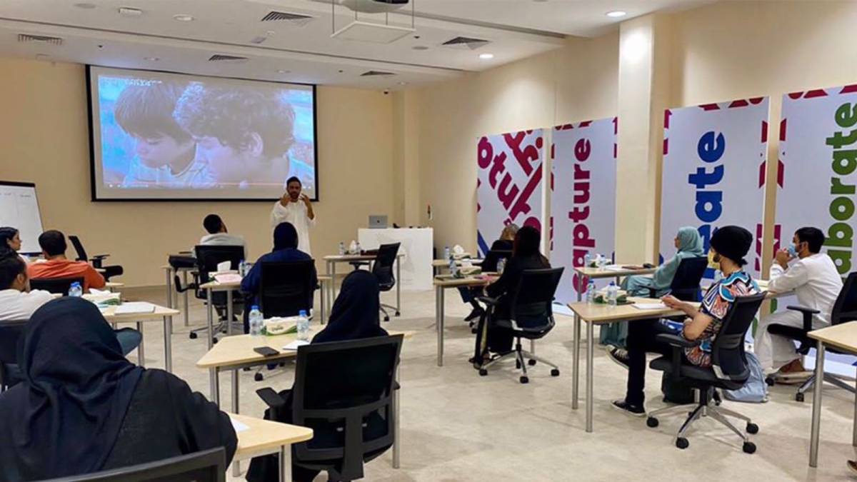 غرفة الكتابة حكاية ... عام من الإبداع يفرز 100 من الكٌتًاب يشكلون نواة مستقبل كتابة السيناريو في الإمارات