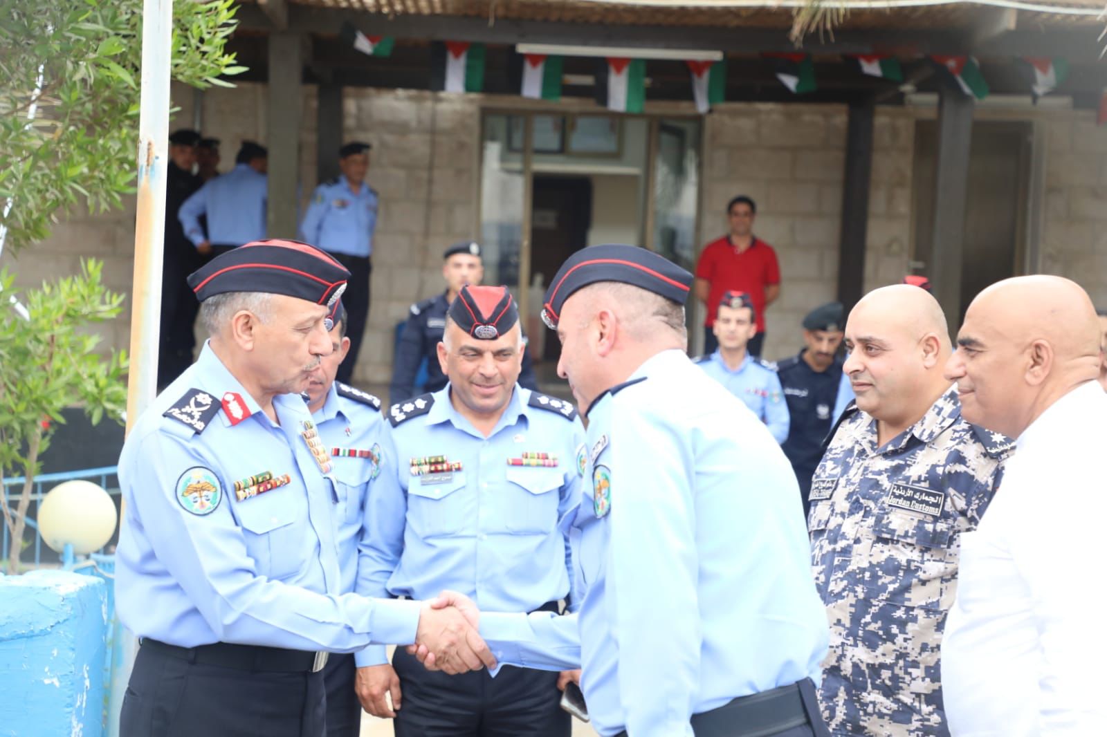 مدير الأمن العام يزور الدفاع المدني وإدارة الإقامة والحدود في العقبة