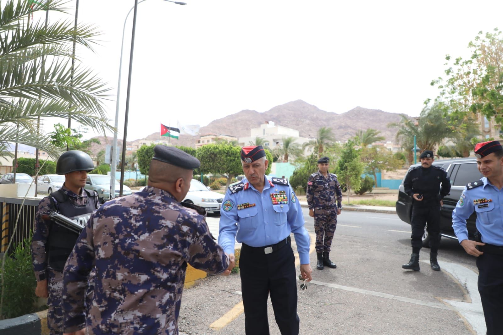 مدير الأمن العام يزور الدفاع المدني وإدارة الإقامة والحدود في العقبة