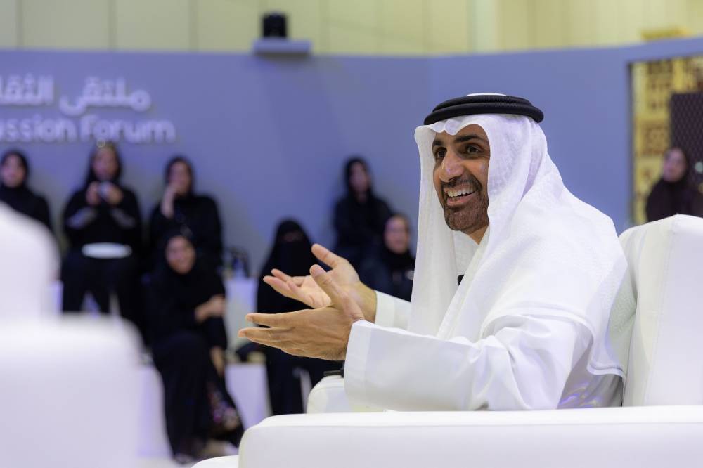 تحدث في جلسة بين الطبيعة والإنسان خلال الشارقة القرائي للطفل 2023