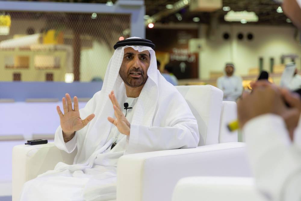 تحدث في جلسة بين الطبيعة والإنسان خلال الشارقة القرائي للطفل 2023