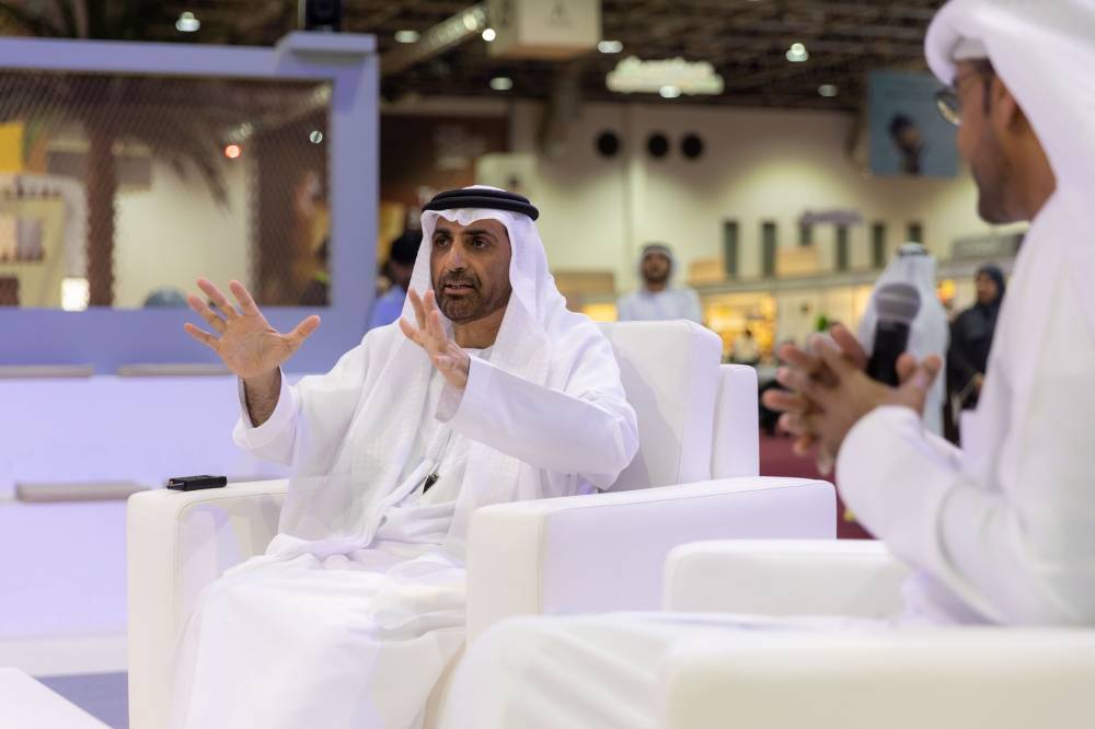 تحدث في جلسة بين الطبيعة والإنسان خلال الشارقة القرائي للطفل 2023