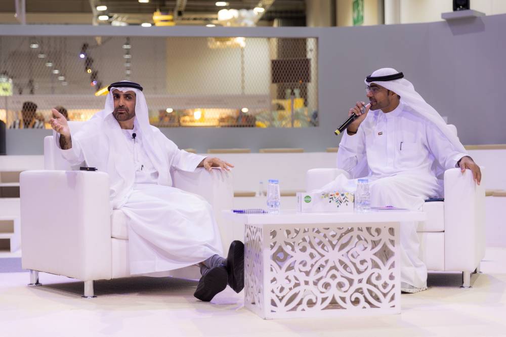 تحدث في جلسة بين الطبيعة والإنسان خلال الشارقة القرائي للطفل 2023