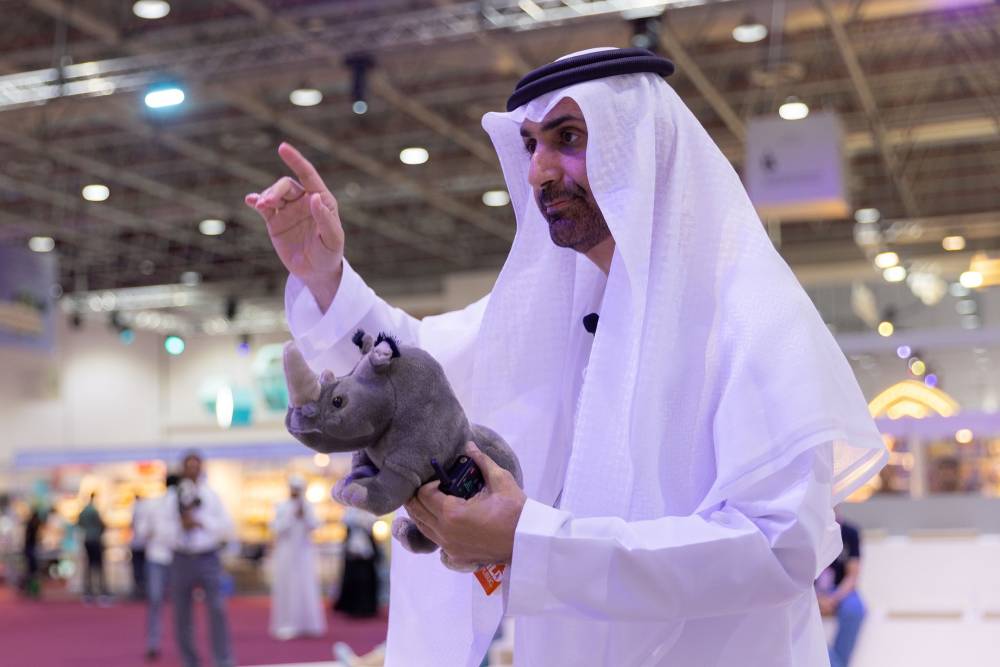 تحدث في جلسة بين الطبيعة والإنسان خلال الشارقة القرائي للطفل 2023