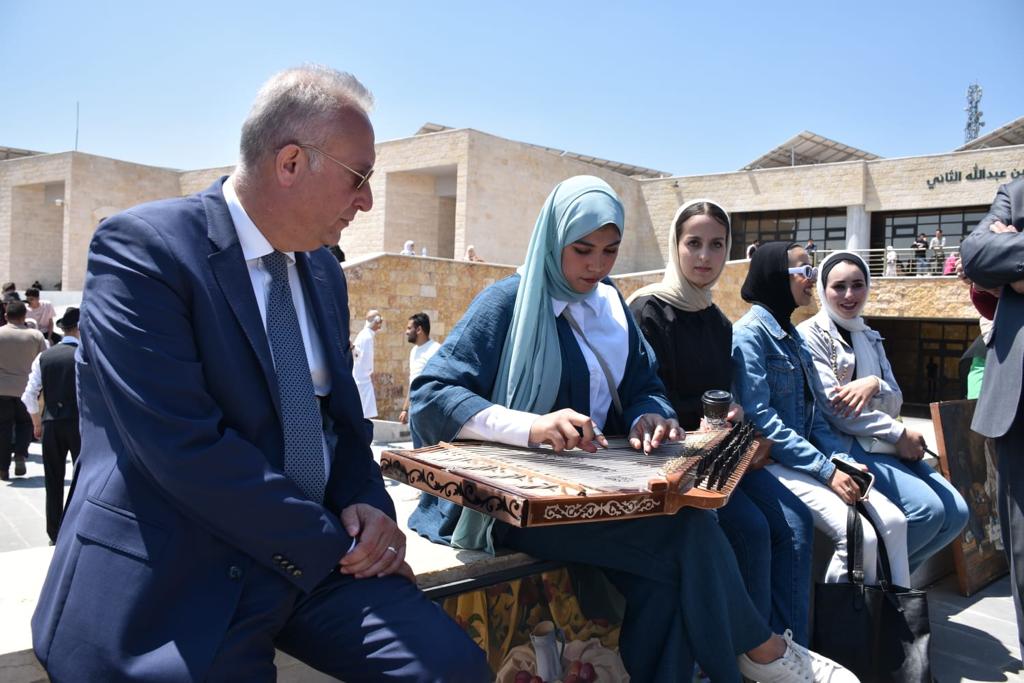 اليرموك: كلية الفنون الجميلة تنظم مبادرة طلابية.. لحنها الموهبة وألوانها الإبداع .. صور  