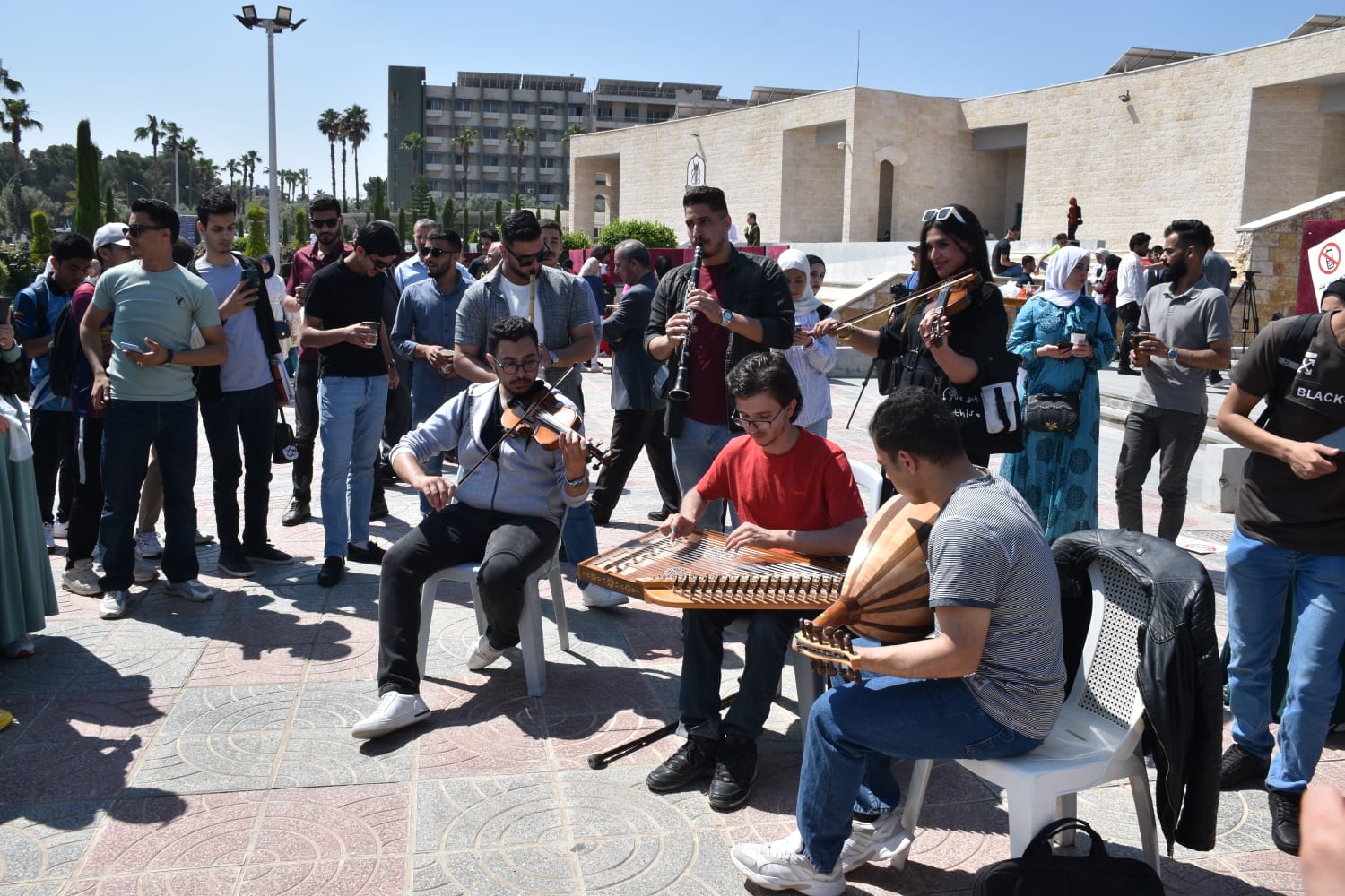 اليرموك: كلية الفنون الجميلة تنظم مبادرة طلابية.. لحنها الموهبة وألوانها الإبداع .. صور  