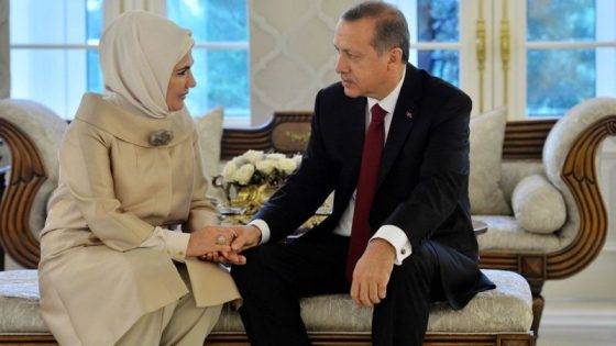 الرئيس التركي أردوغان يوجه رسالة تهنئة بمناسبة عيد الأم ويرفق عبر حسابه صورة خاصة لجميع الأمهات