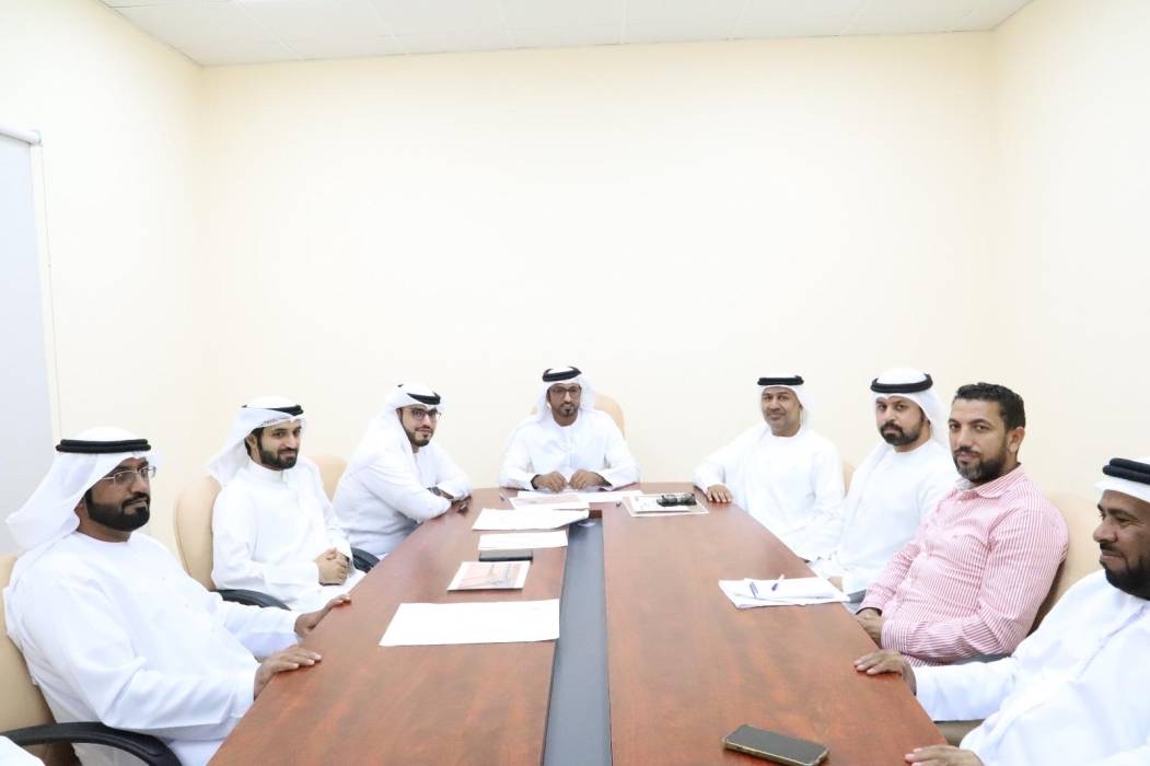 اجتماع لمناقشة الأعمال الأنشائية بميدان الذيد لسباقات الهجن