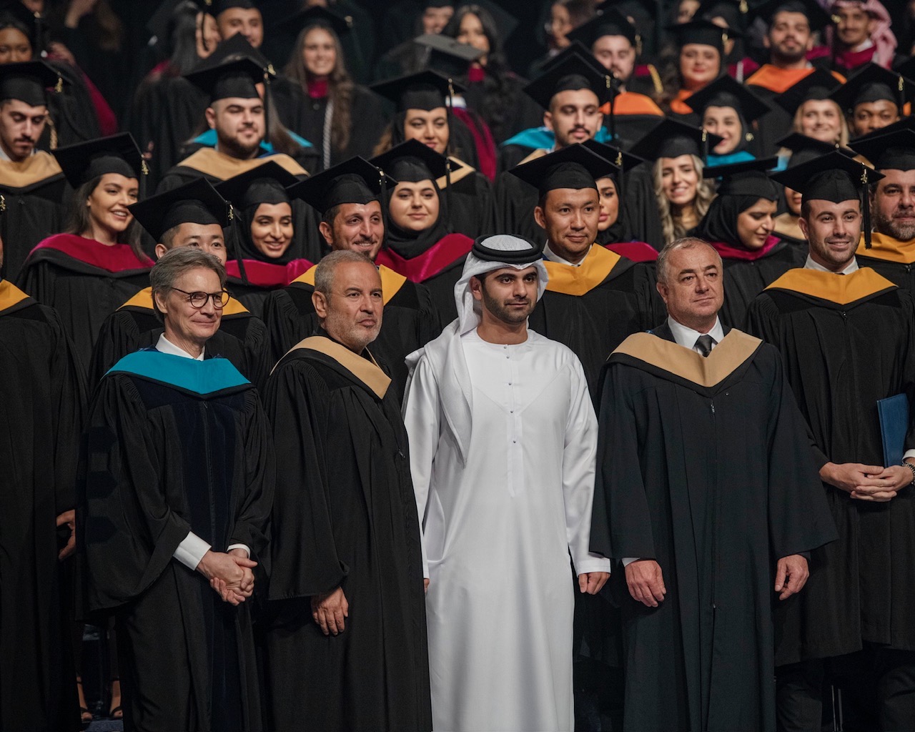 بحضور سمو الشيخ منصور بن محمد بن راشد آل مكتوم إيلي صعب المتحدث الرسمي في حفل التخرج السادس والعشرين للجامعة الأمريكية في دبي