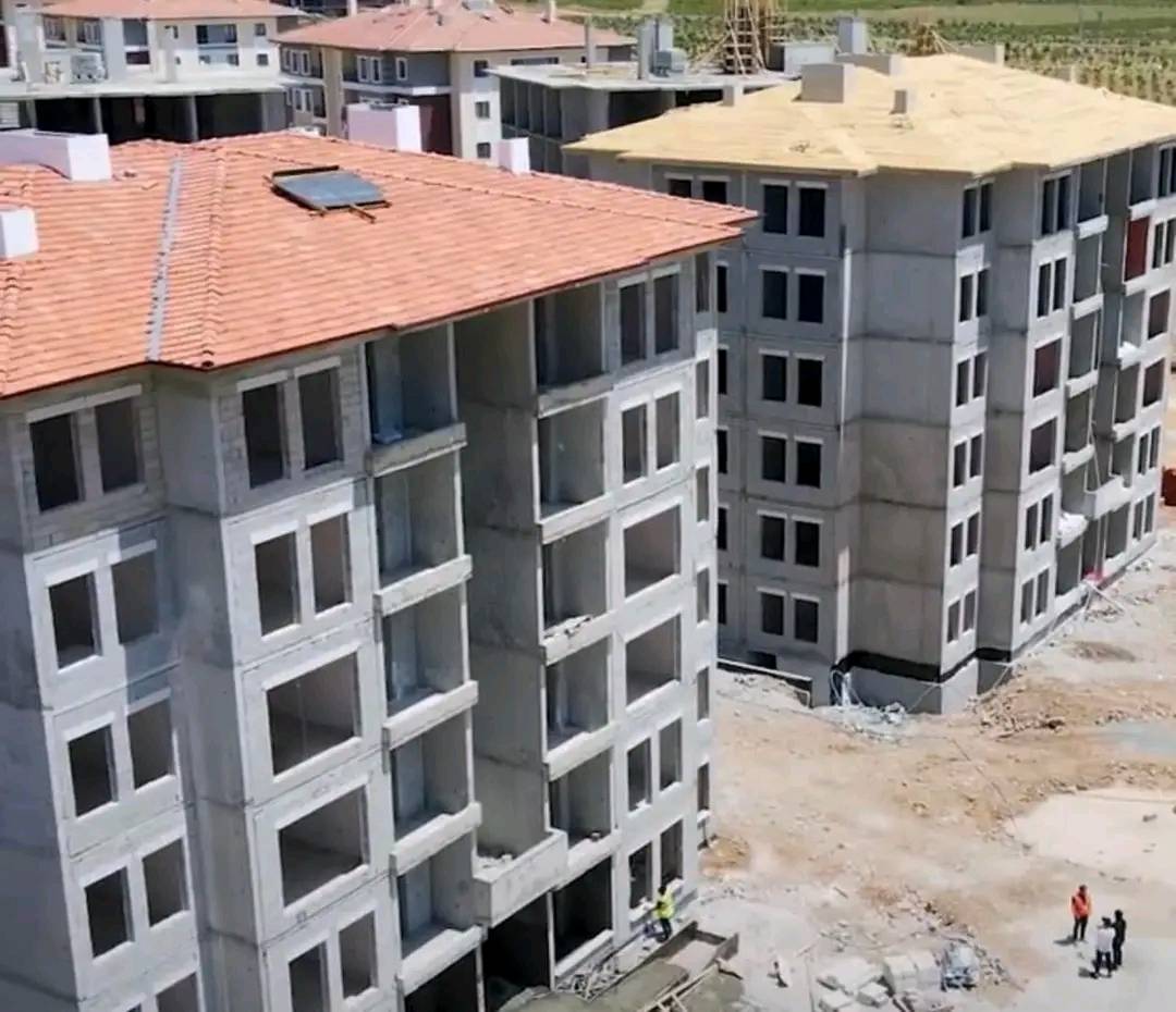 الصحفي التركي حمزة تكين : قبل 100 يوم مر من هنا زلزال مدمر.. واليوم تمر الحكومة التركية من نفس المكان