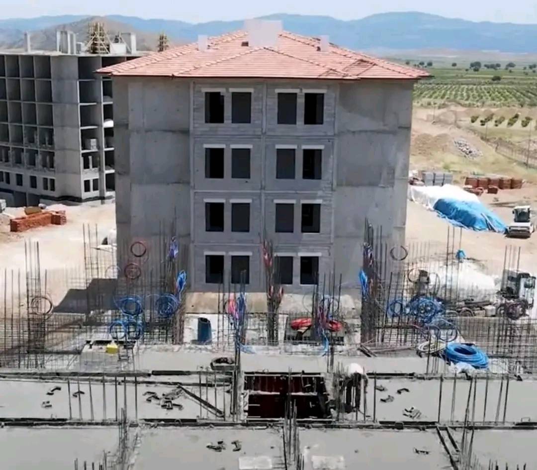 الصحفي التركي حمزة تكين : قبل 100 يوم مر من هنا زلزال مدمر.. واليوم تمر الحكومة التركية من نفس المكان