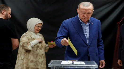 شاهد بالفيديو : الرئيس التركي رجب طيب أردوغان يدلي بصوته في جولة الإعادة للانتخابات الرئاسية 
