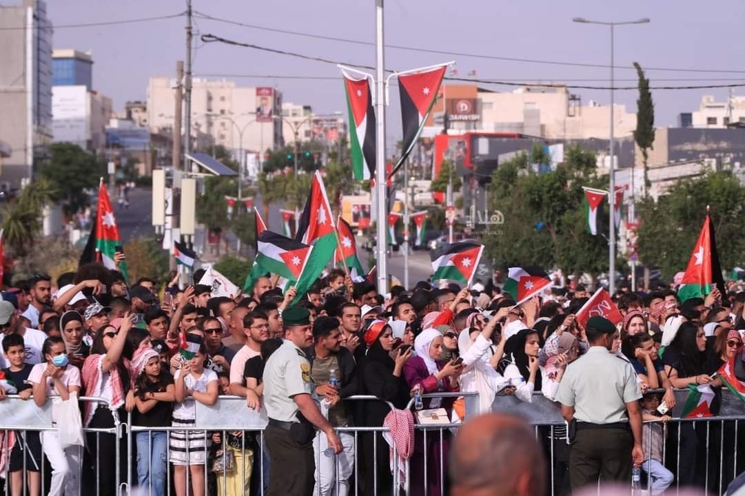 ‏ولي العهد وعروسه في الموكب الأحمر إلى الحسينية  فيديو 