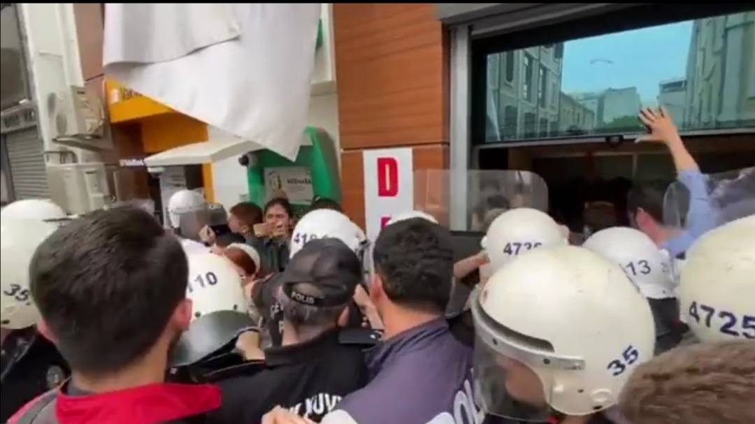 الصحفي حمزة تكين : بعد قرار رسمي بمنع إقامة تجمعات للمثليين .. الشرطة التركية فضت تجمعا بالقوة .. فيديو