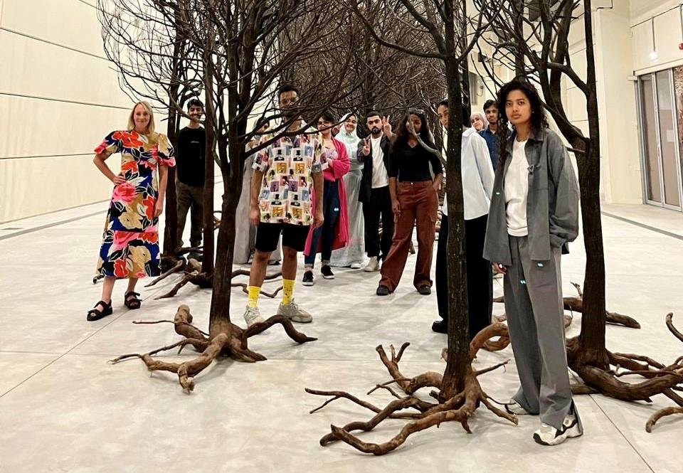 تعاون بين مؤسسة الشارقة للفنون والجامعة الأمريكية في الشارقة لتطوير مهارات الطلبة في تنظيم المعارض