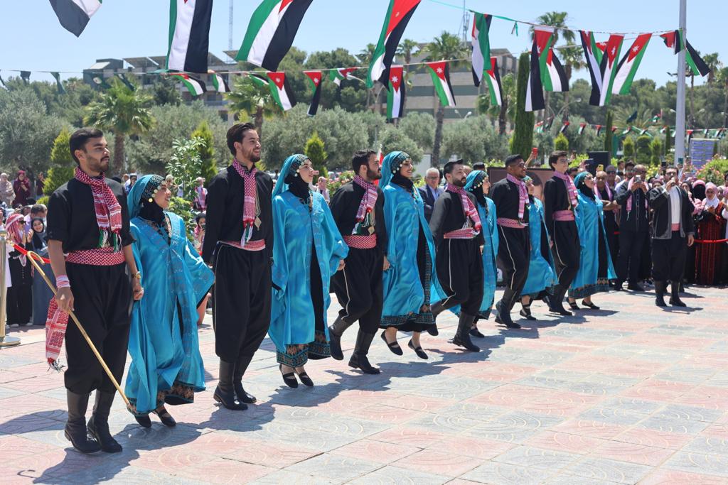 اليرموك تتوّج احتفالاتها بالأعياد الوطنية بـ إيقاد شعلتها الخالدة .. صور 