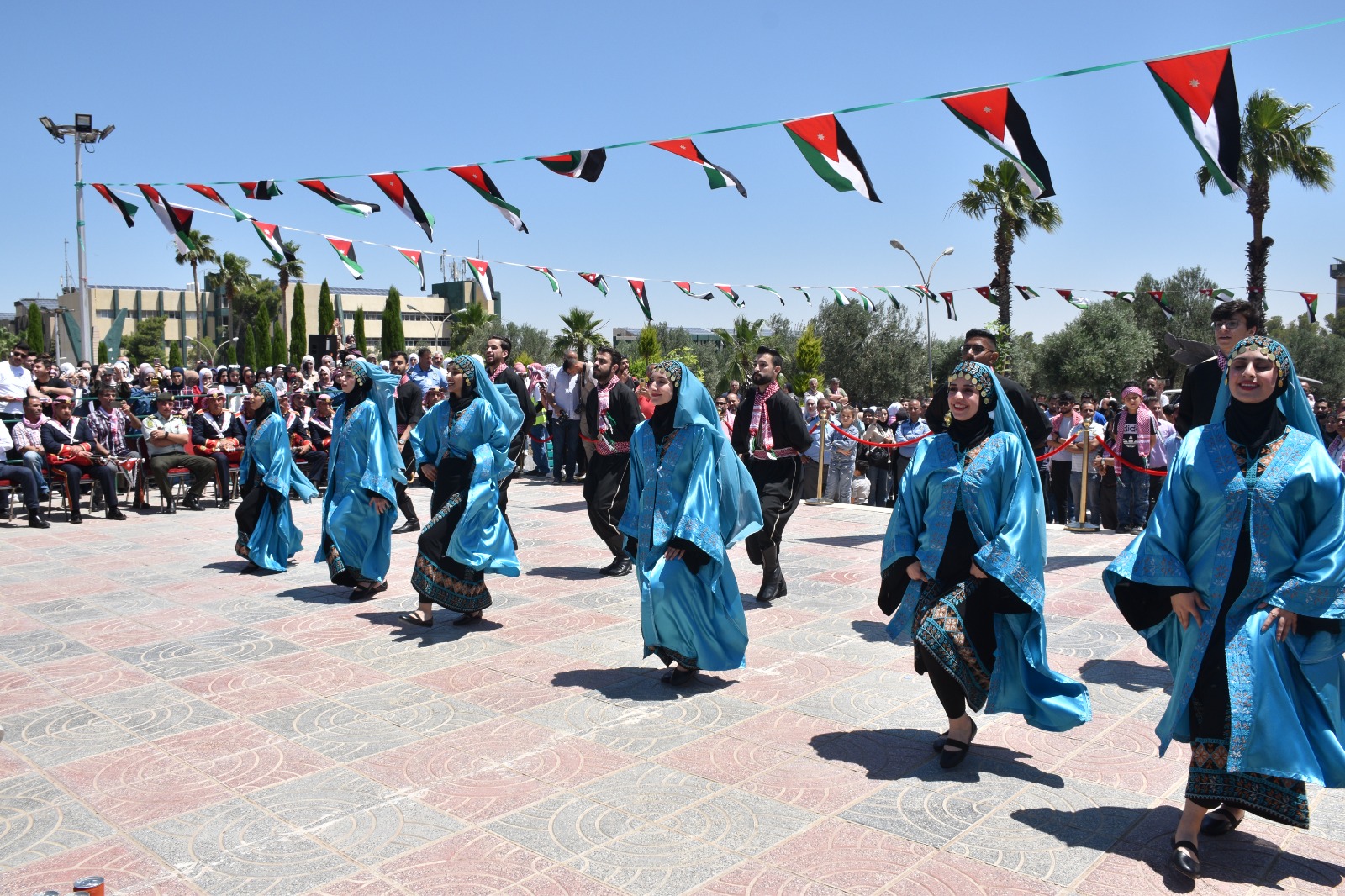 اليرموك تتوّج احتفالاتها بالأعياد الوطنية بـ إيقاد شعلتها الخالدة .. صور 