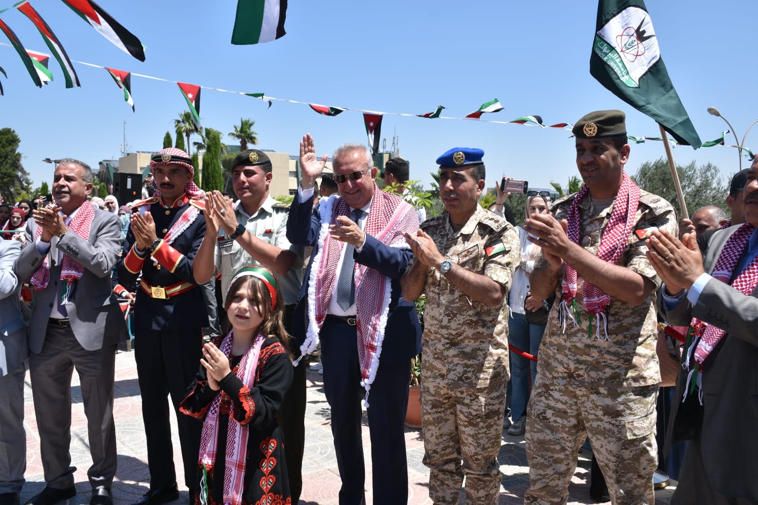 اليرموك تتوّج احتفالاتها بالأعياد الوطنية بـ إيقاد شعلتها الخالدة .. صور 