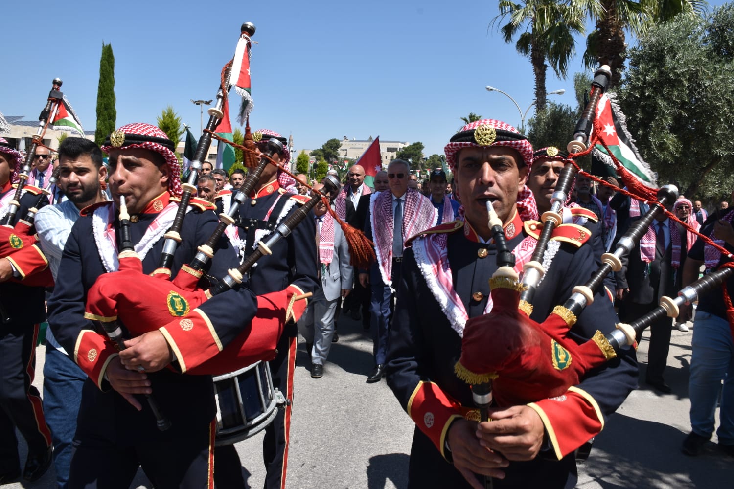 اليرموك تتوّج احتفالاتها بالأعياد الوطنية بـ إيقاد شعلتها الخالدة .. صور 