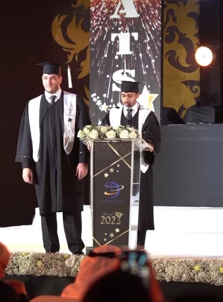 مدرسة الأكاديمية الأولى بعجمان تحتفل بتخريج طلبة الصف الثاني عشر من طلبة المرحلة الثانوية